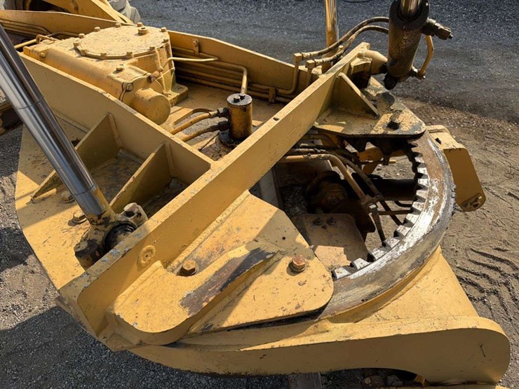 komatsu-grader-gd615a-image-18