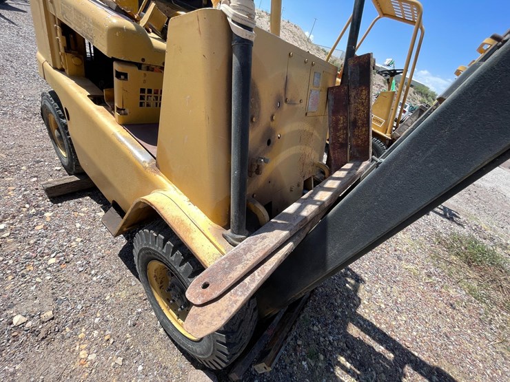 #2002-•-v30b-forklift-image-13