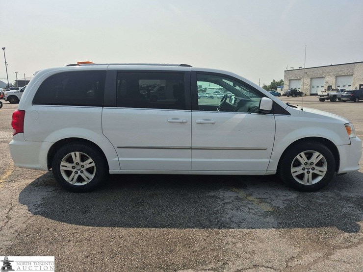 2017-dodge-grand-caravan-crew-image-4