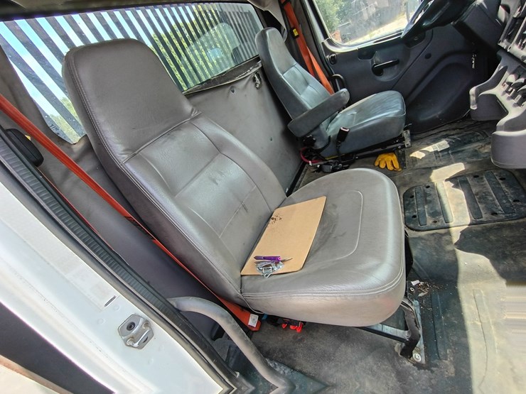 2013-freightliner-m2-106-image-55