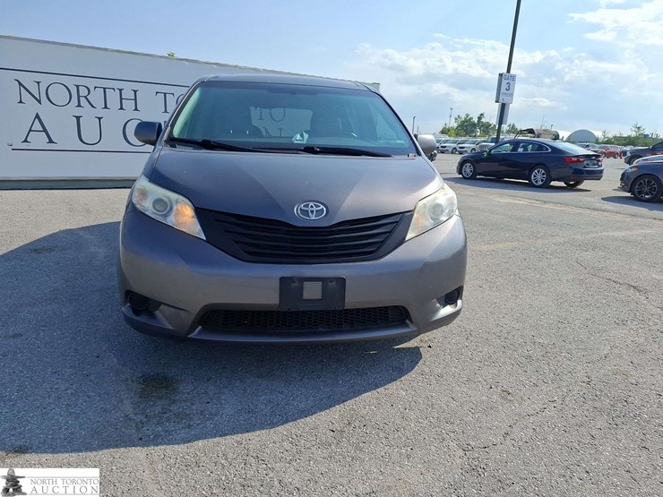 2016-toyota-sienna-image-2