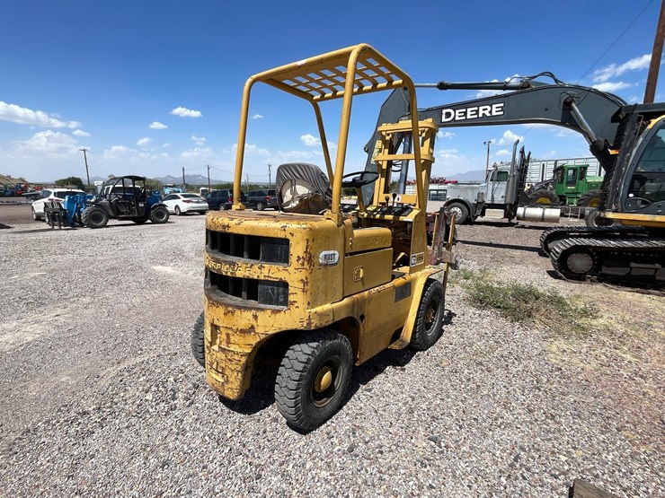 #2001-•-v30b-forklift-image-5