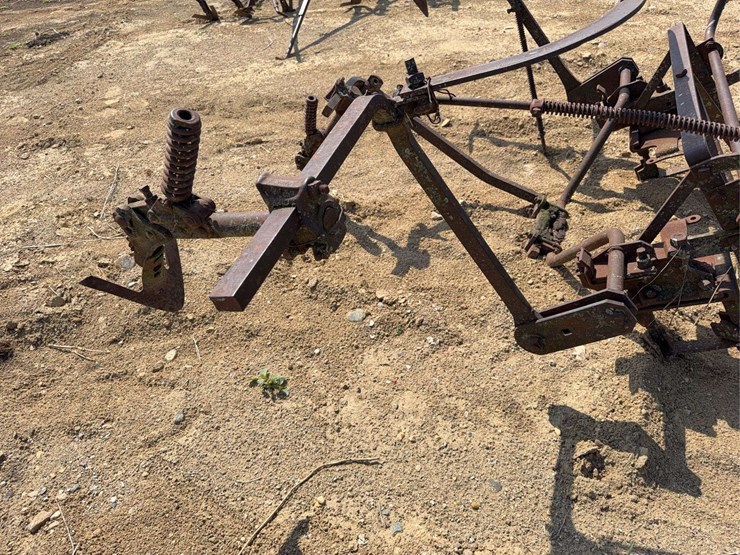 international-harvester-221-mounted-cultivator-image-19