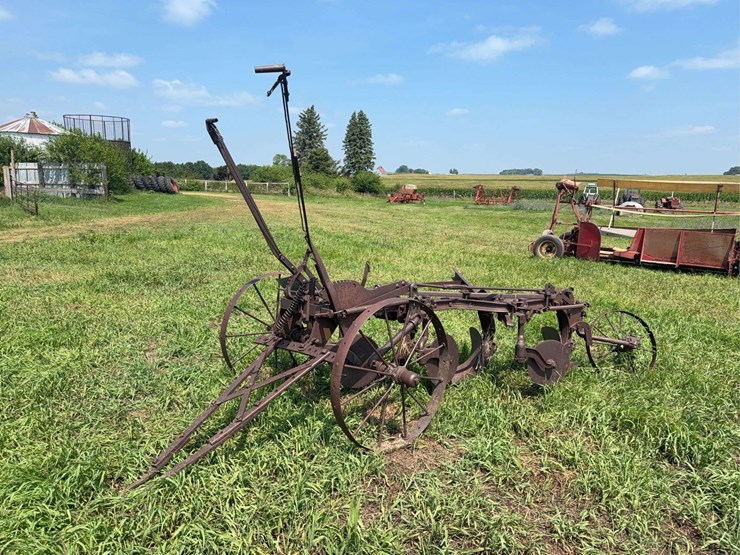avery-three-bottom-14”-pull-type-moldboard-plow-image-1