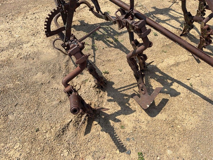 international-harvester-221-mounted-cultivator-image-11