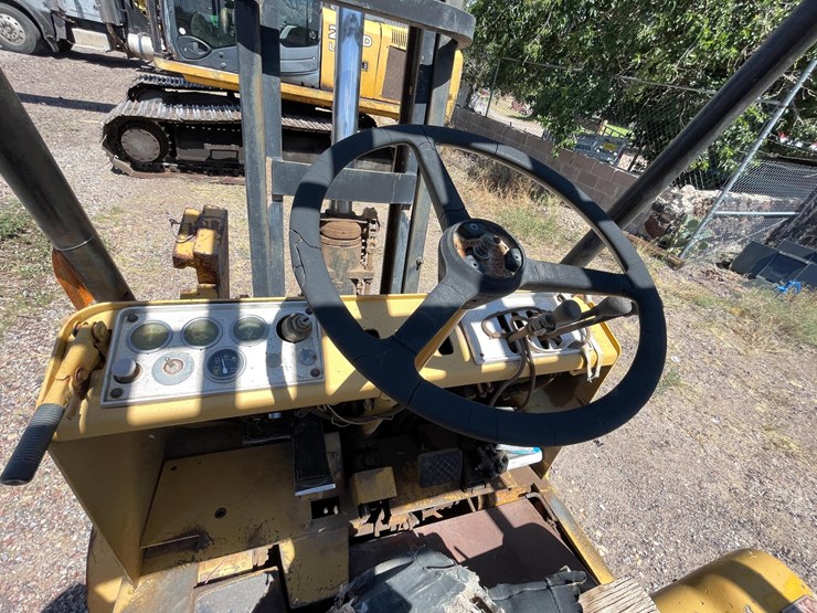 #2002-•-v30b-forklift-image-25