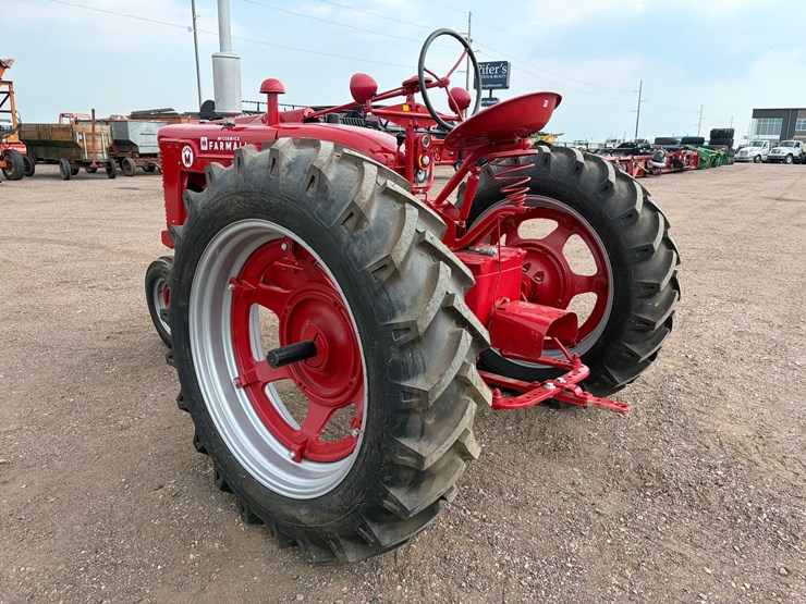 1952-farmall-super-m-tractor-image-10