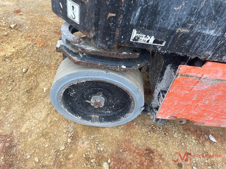2017-jlg-1932r-image-10
