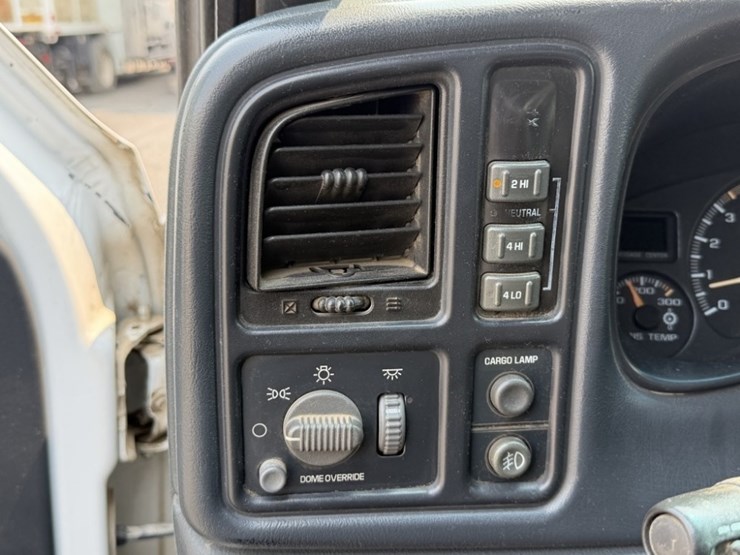 2002-chevrolet-silverado-2500hd-image-24