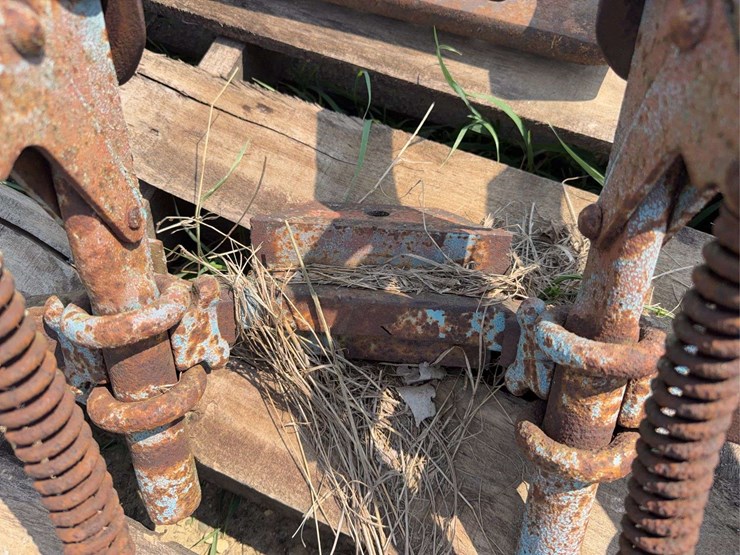 farmall-806-fast-hitch-drawbar-and-rear-cultivator-bracket-image-6