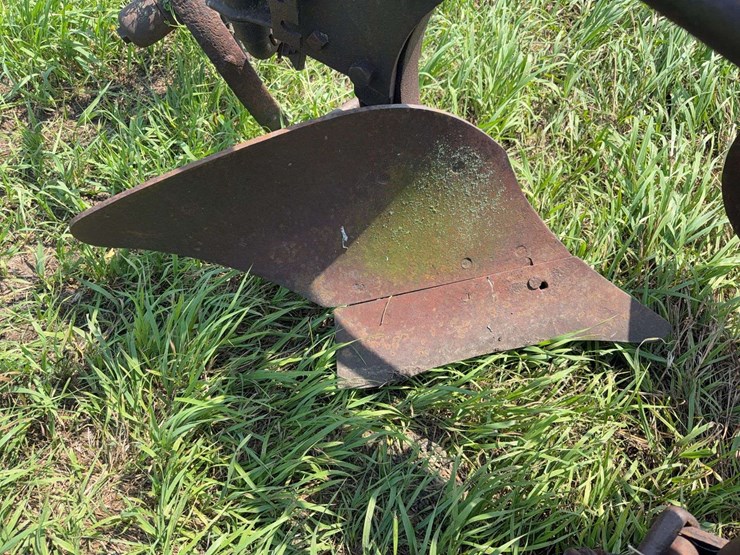 avery-three-bottom-14”-pull-type-moldboard-plow-image-25