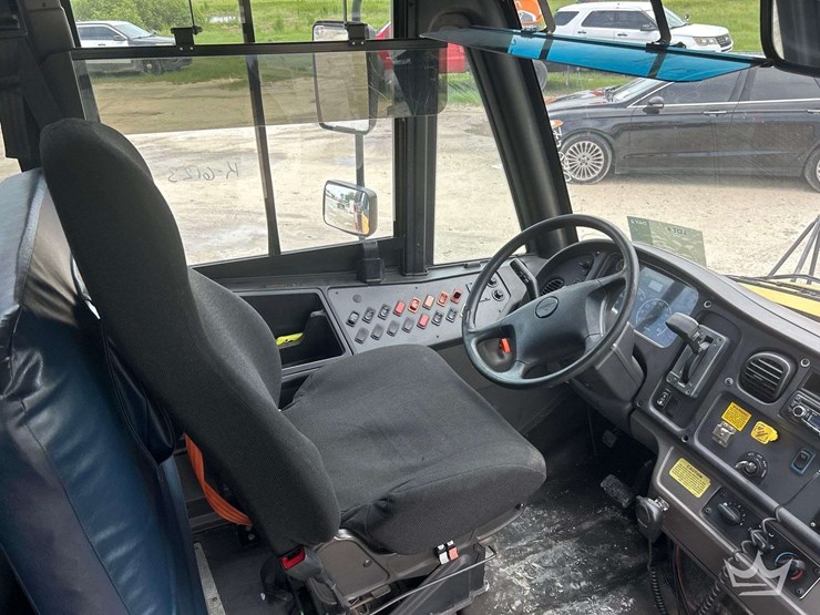 2016-freightliner-b2-image-29