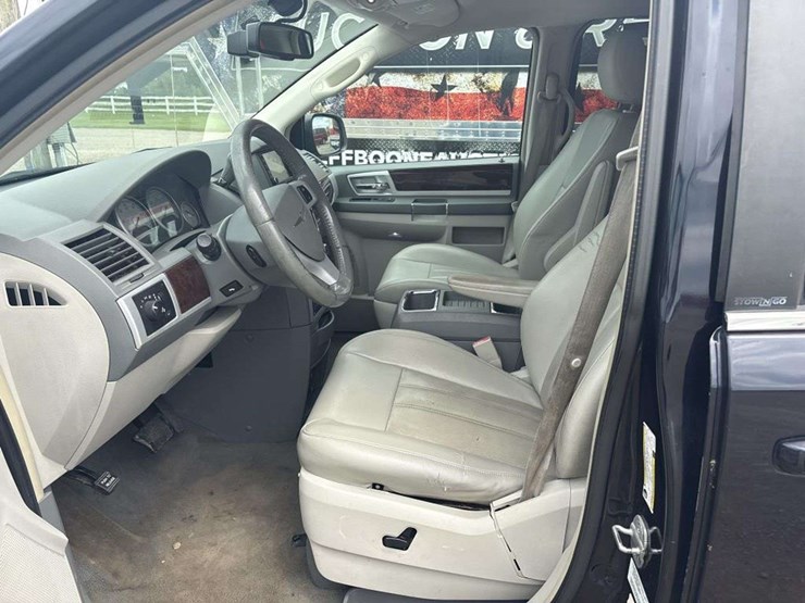 2010-chrysler-town-&-country-image-13