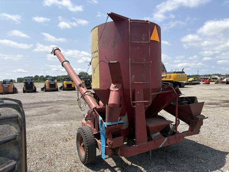 1966-farmhand-feed-grinder-with-corn-sheller-image-2