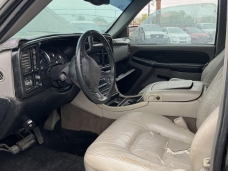 2000-chevrolet-suburban-image-18