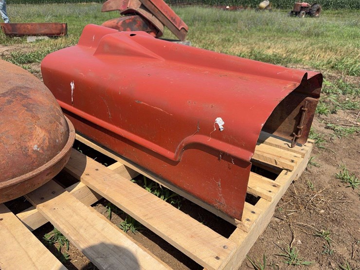 farmall-grille,-hood,-and-fuel-tank-image-3