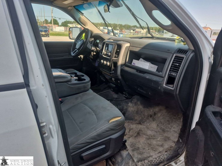 2016-dodge-3500-image-25