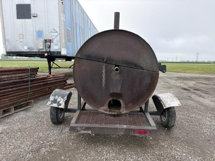 5-foot-barrel-smoker-on-trailer-image-5