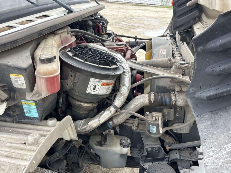 2019-freightliner-m2-106-image-34