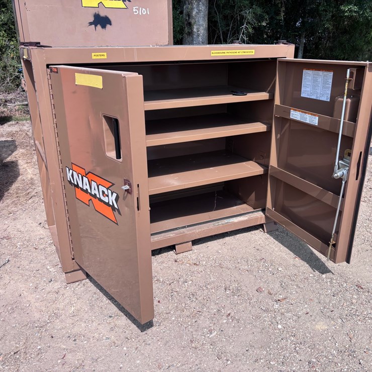 #5100 • JOBSITE TOOLBOX WITH MISCELLANEOUS ITEMS
