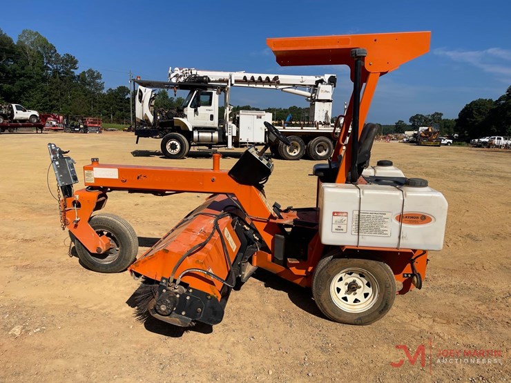 laymor-sm300-towable-sweeper-image-6