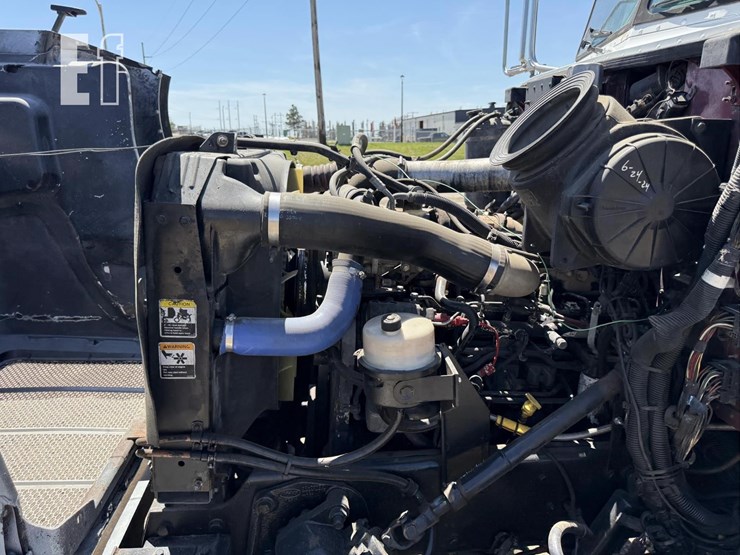 2005-peterbilt-335-image-27