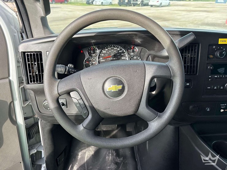 2017-chevrolet-express-2500-image-14