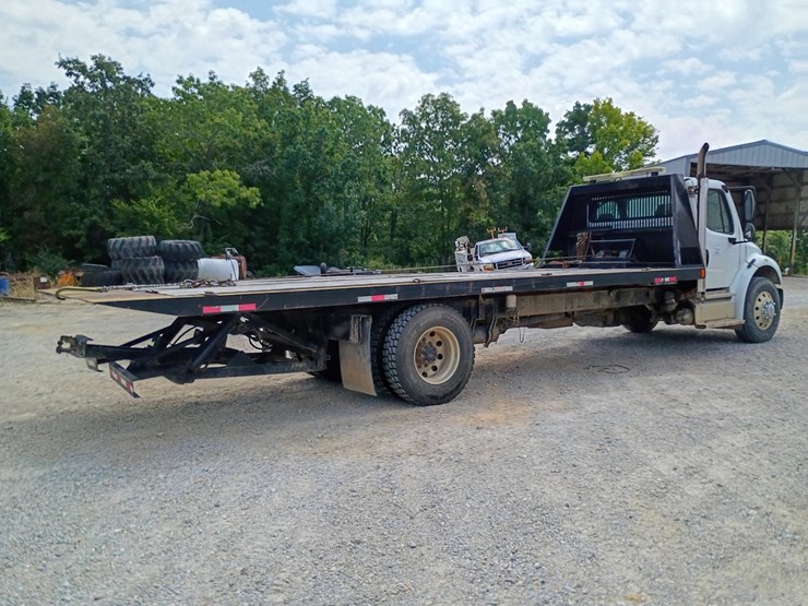 2013-freightliner-m2-106-image-9