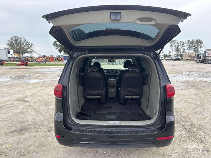 2017-kia-sedona-image-26