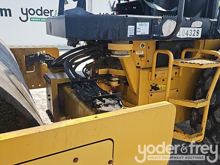 2018-caterpillar-cs54b-image-15