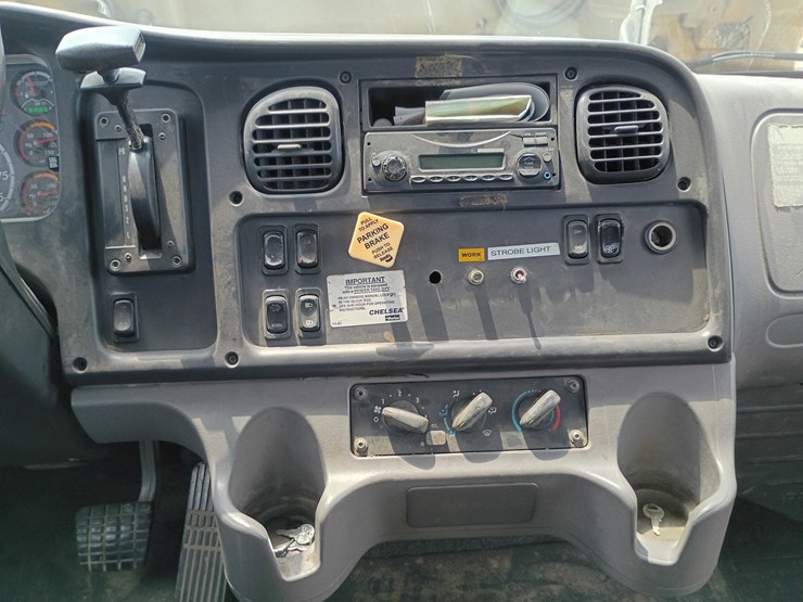 2013-freightliner-m2-106-image-59