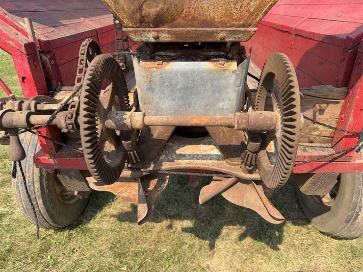 flare-box-wagon-with-hoosier-spreader-image-18