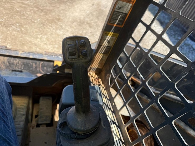 2021-deere-317g-image-19