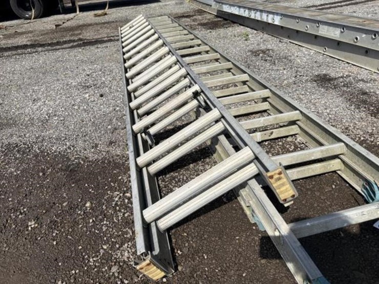 2-aluminum-extension-ladders-image-2