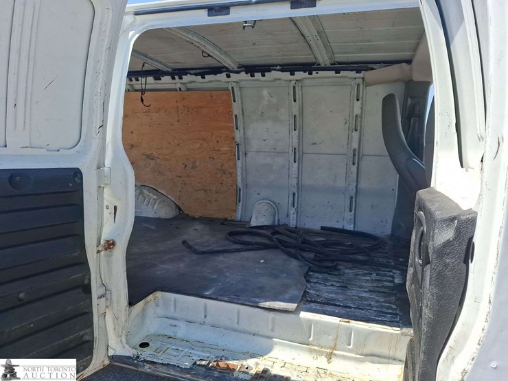 2017-gmc-savana-cargo-van-image-17