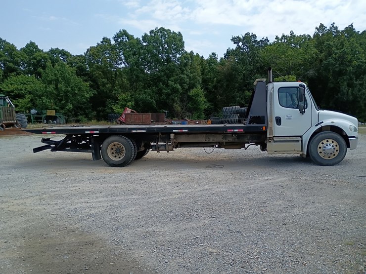2013-freightliner-m2-106-image-11