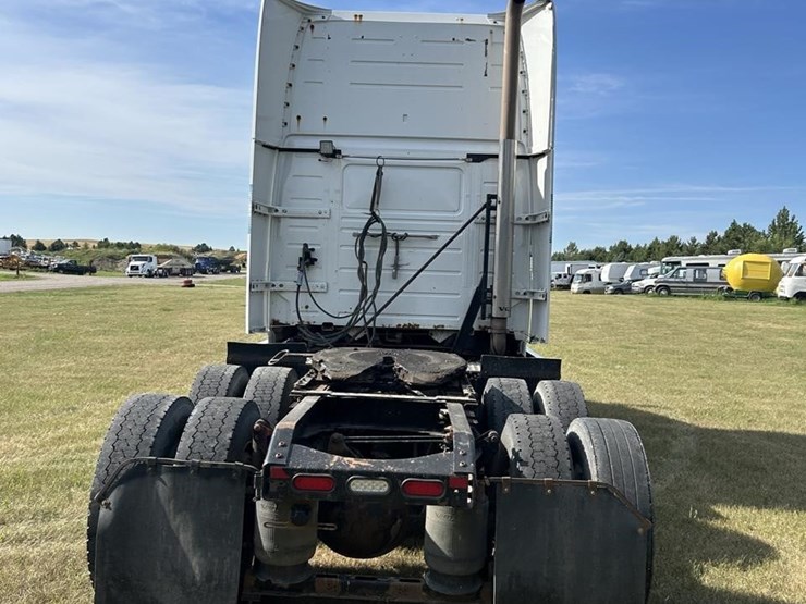 2012-volvo-vnl64t670-image-6