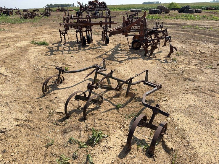 international-harvester-461-fast-hitch-cultivator-image-2