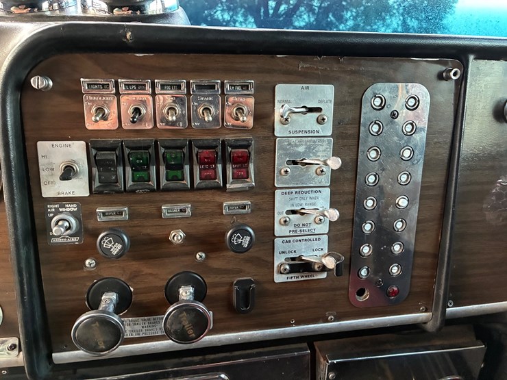 1982-peterbilt-359-image-9