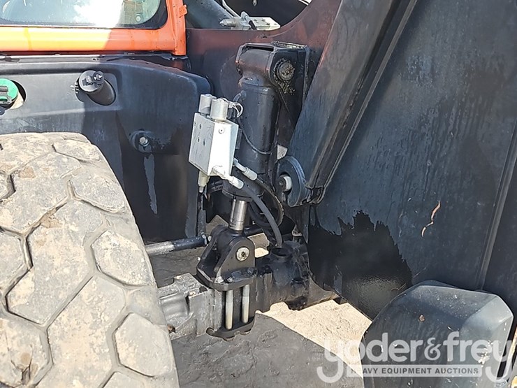 2018-jlg-742-image-18
