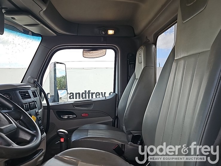 2018-peterbilt-567-image-31
