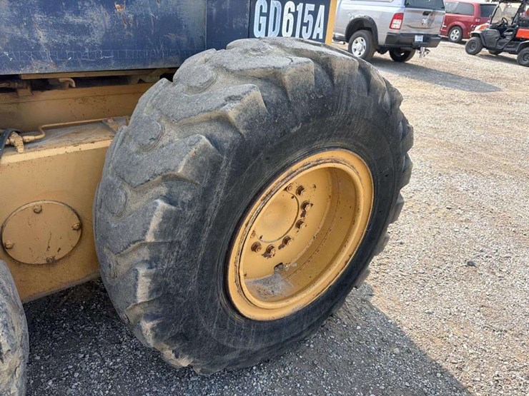 komatsu-grader-gd615a-image-11
