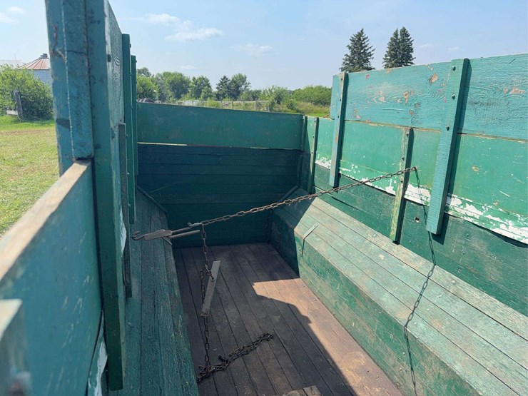 john-deere-running-gear-and-flare-box-wagon-with-simonsen-hoist-image-24