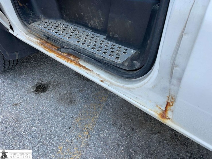 2011-ford-cargo-image-37