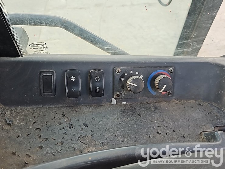 2019-deere-750k-lgp-image-32