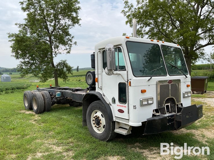 2004-peterbilt-320-image-3