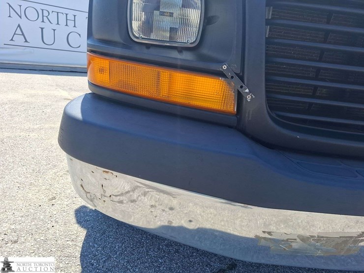 2017-gmc-savana-cargo-van-image-27