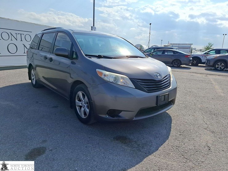 2016-toyota-sienna-image-3