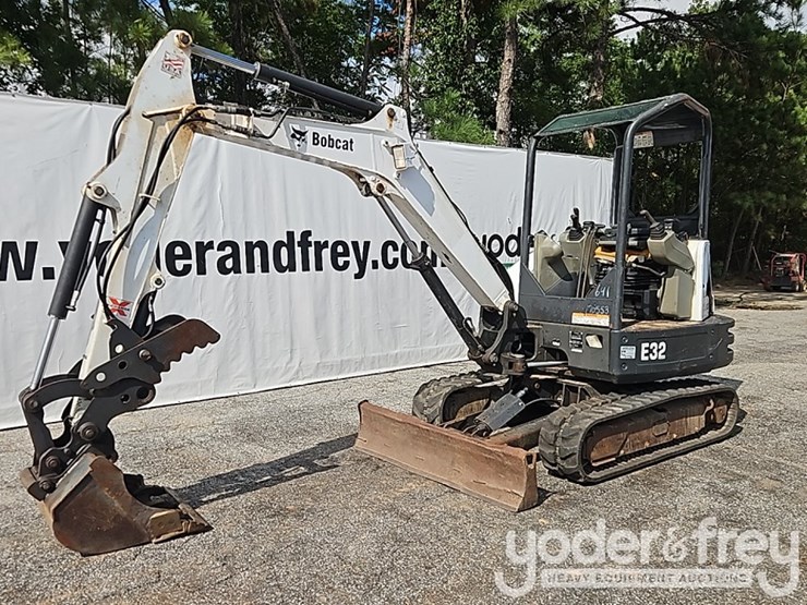 2016-bobcat-e32-image-1