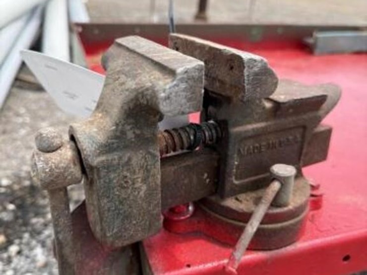 metal-workbench,-damaged-image-5